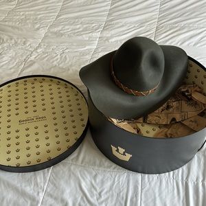 Goorin Bros Grey Wool wide brim floppy hat with authentic round hat box